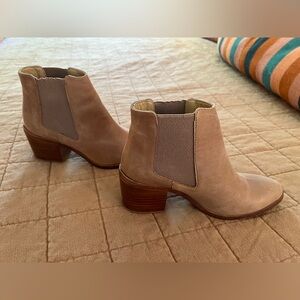 Nisolo Heeled Chelsea Boot - Almond